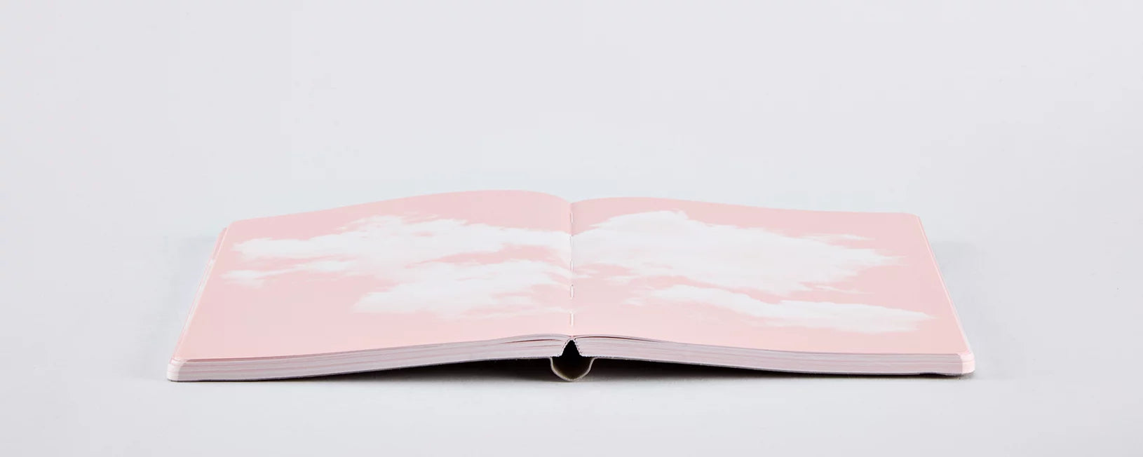 notatnik inspiration book cloud pink otwarty na różowym tle z nadrukiem chmur od BV JACOB COMPANY