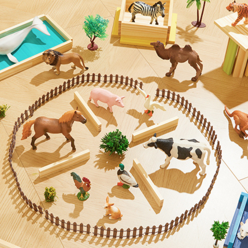 Yamann zestaw figurek zwierząt na farmie z kucykiem, krową, świnką i innymi zwierzętami na drewnianej powierzchni