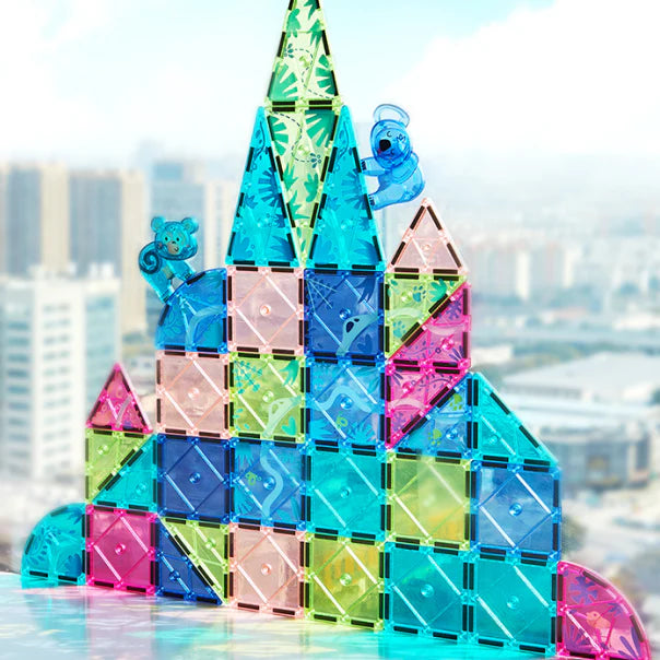 Kolorowe klocki magnetyczne zwierzęta w różnych kształtach z figurkami na tle miasta