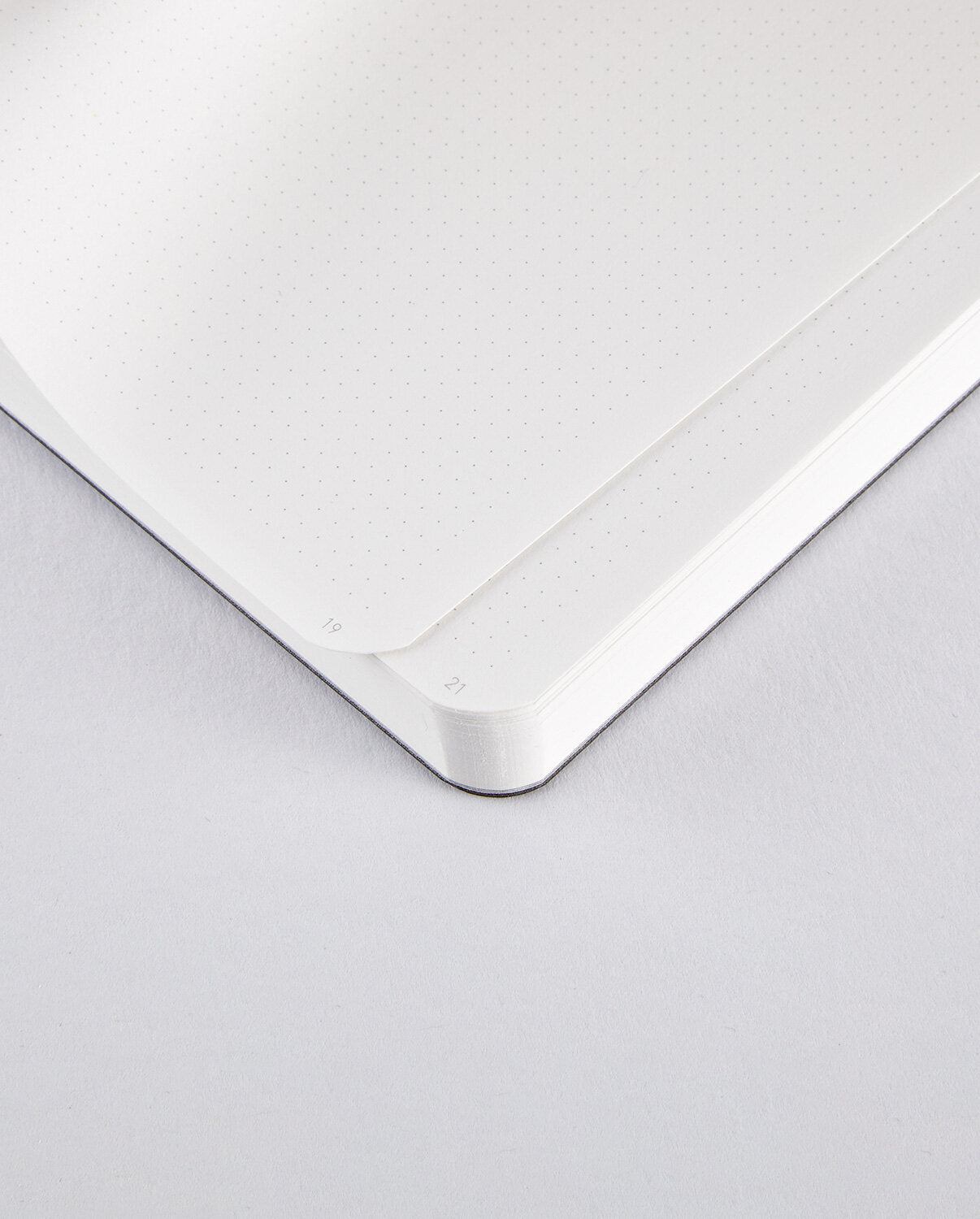 Notatnik srebrny z kremowymi kartkami w delikatną kropkowaną kratkę marki BV JACOB COMPANY