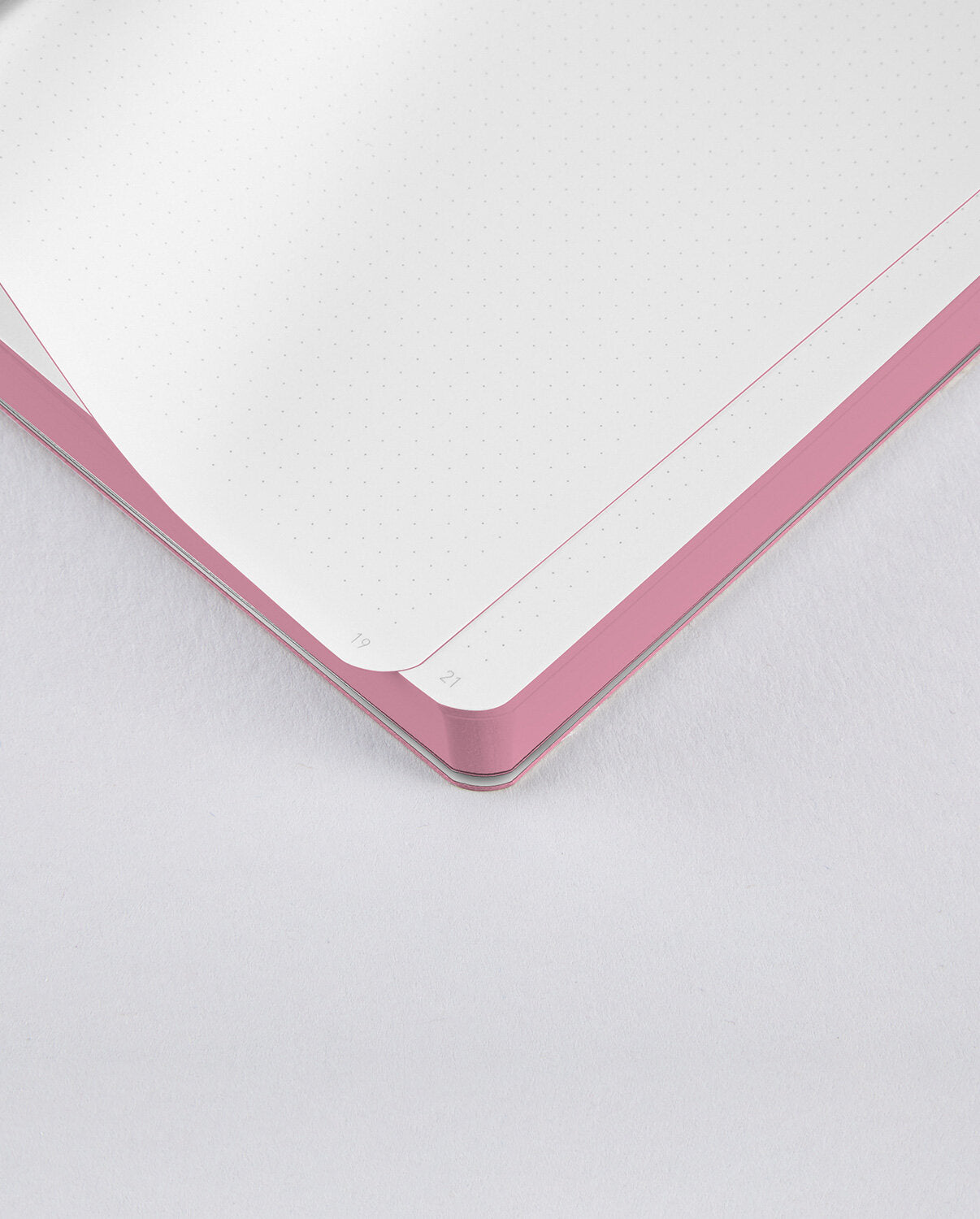 Otwarty notatnik z grafiką Sweet Joe z różową okładką i kropkowanymi kartkami