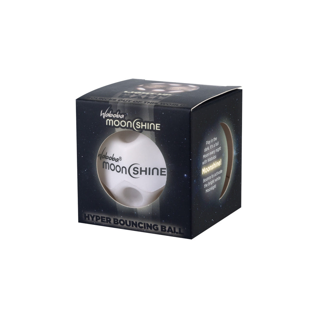 Piłeczka Waboba Moonshine w czarnym opakowaniu z motywem kosmicznym i białą piłeczką w środku