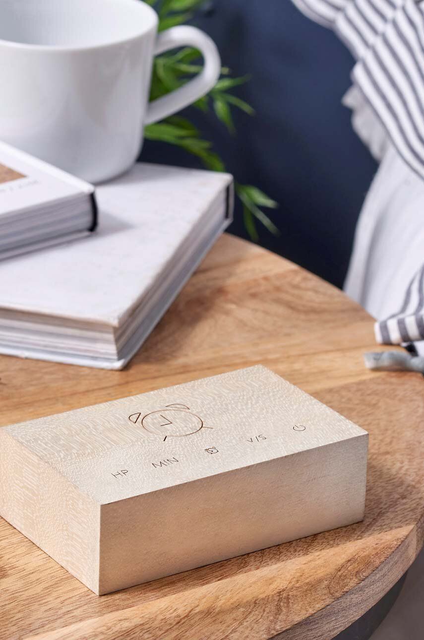 nowoczesny drewniany budzik biały klon na drewnianym stoliku z minimalistycznym designem