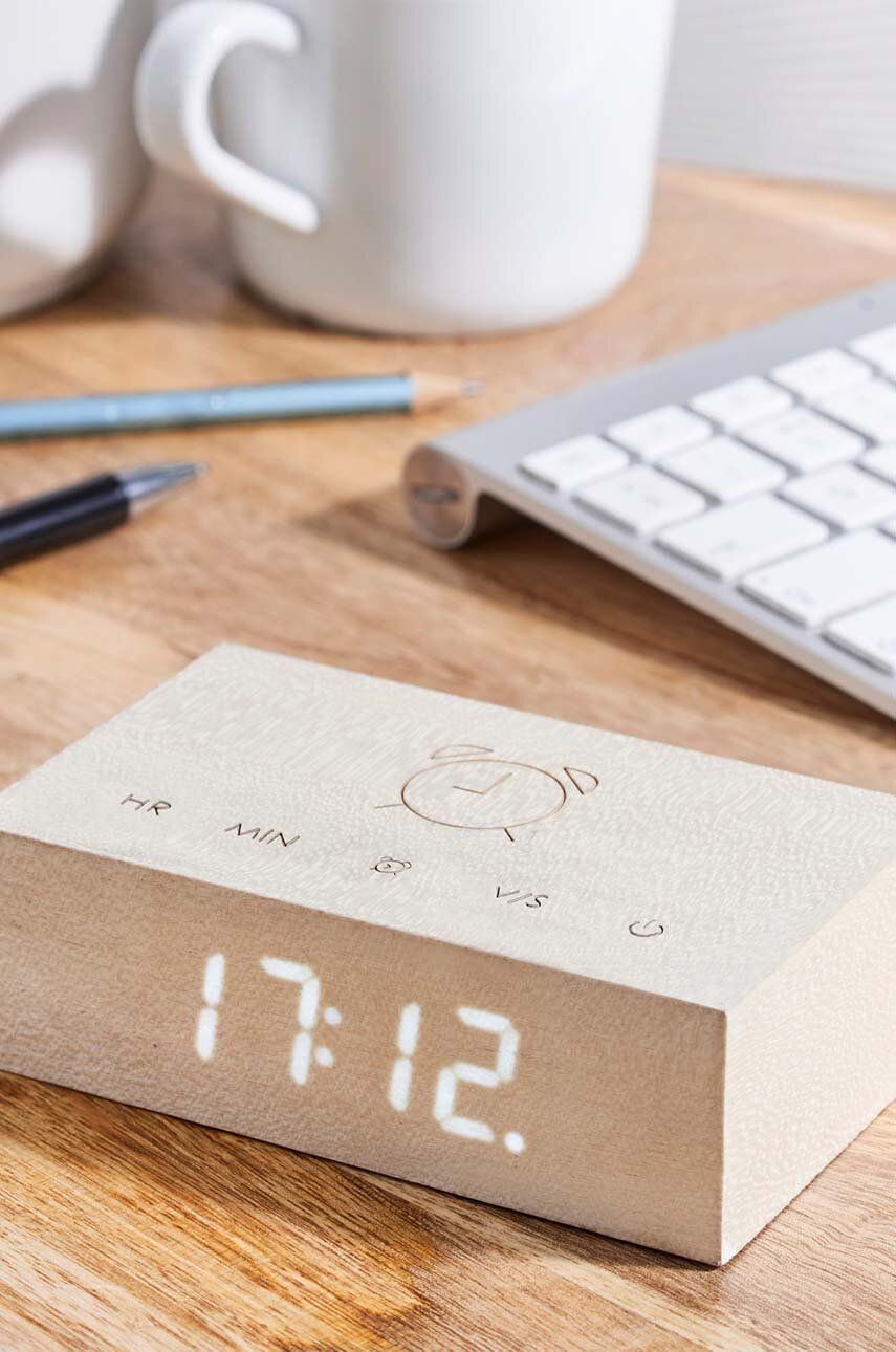 drewniany budzik biały klon z cyfrowym wyświetlaczem na drewnianym biurku obok klawiatury