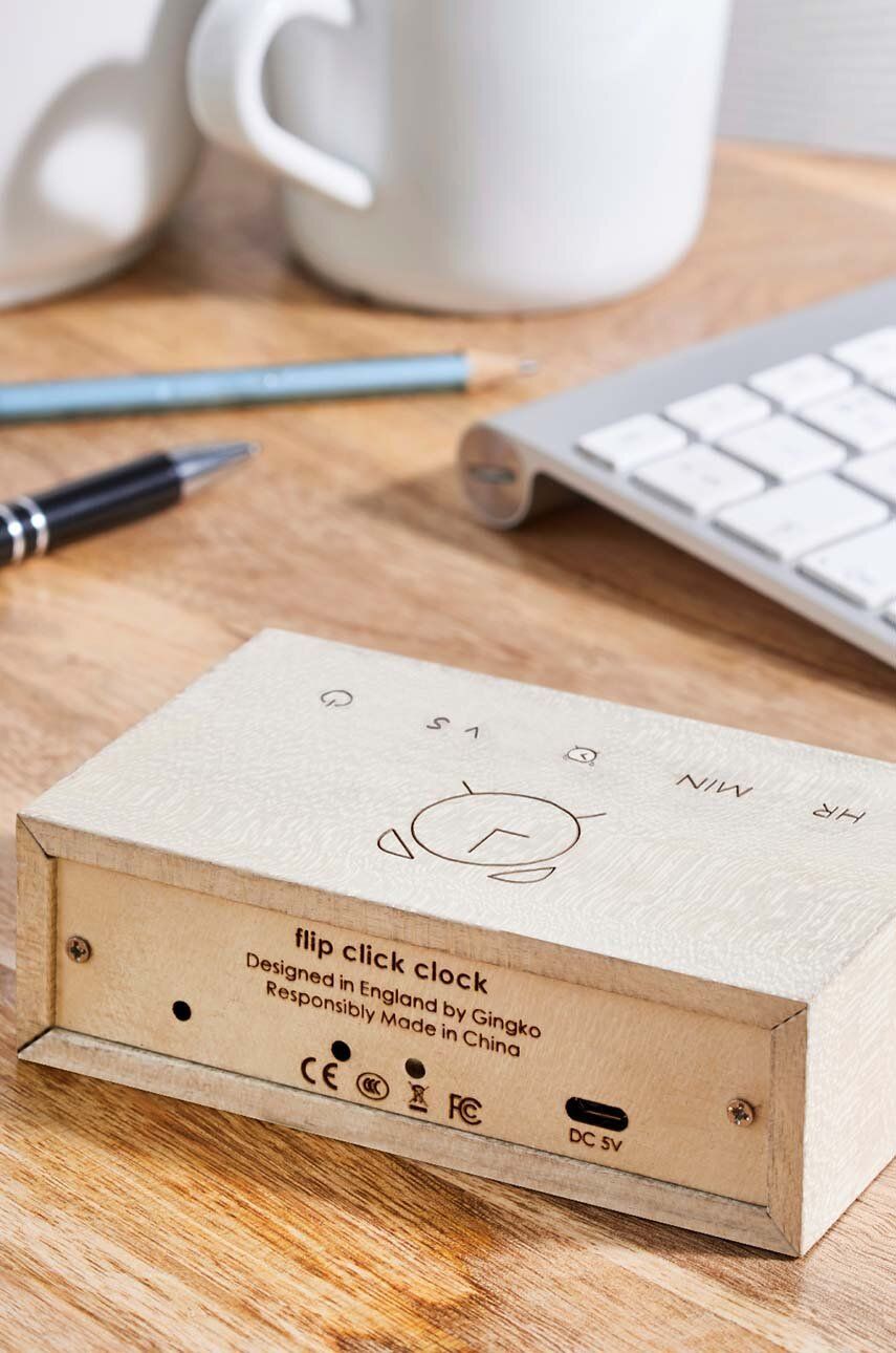 drewniany budzik biały klon na biurku z białą klawiaturą i dwoma kubkami w tle