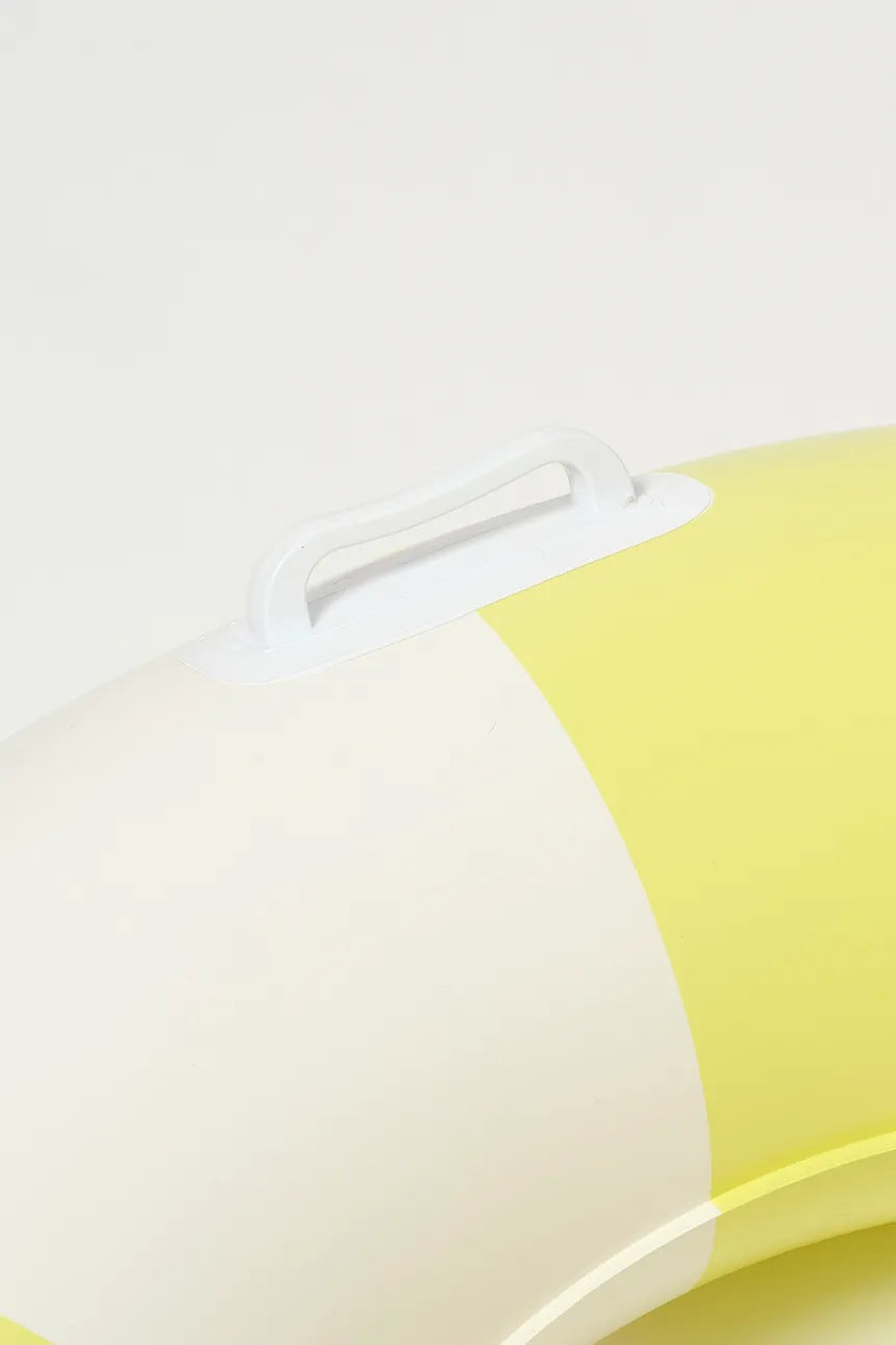 Żółto-białe koło do pływania dla dorosłych z ergonomicznym uchwytem marki LOQI