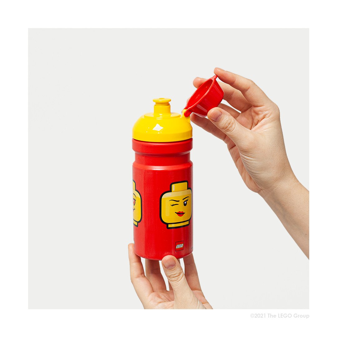 Bidon LEGO dla dziewczynki czerwony z żółtą zakrętką i nadrukiem głowy minifigurki LEGO