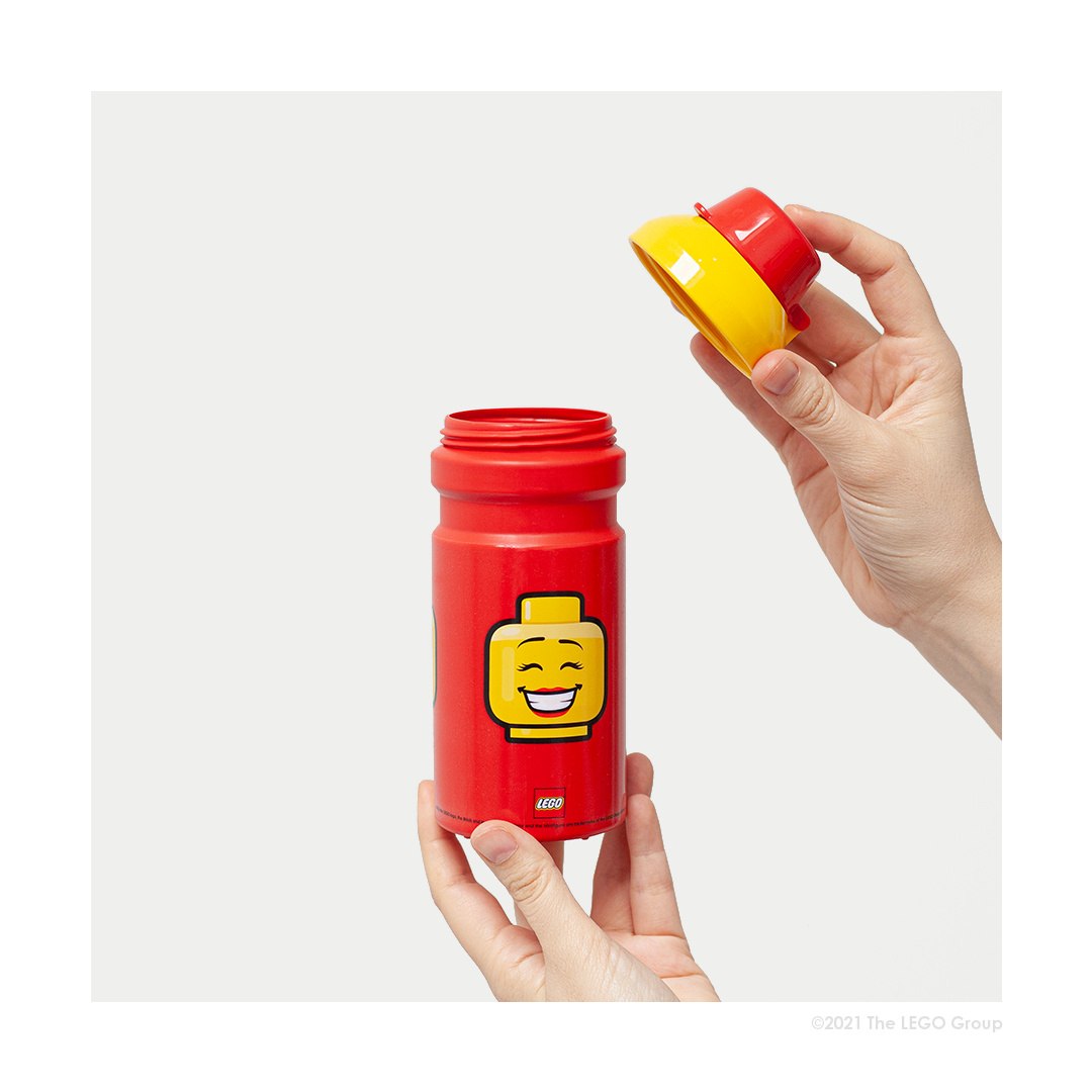 Czerwony bidon LEGO dla dziewczynki z uśmiechniętą główką LEGO i kolorową zakrętką