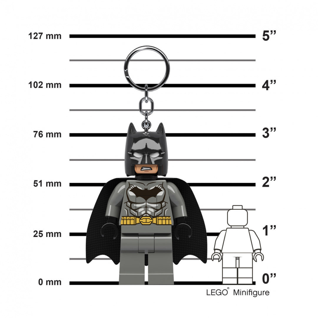 Brelok LEGO Batman w formie mini figurki z peleryną i emblematem, zawieszony na metalowym kółku