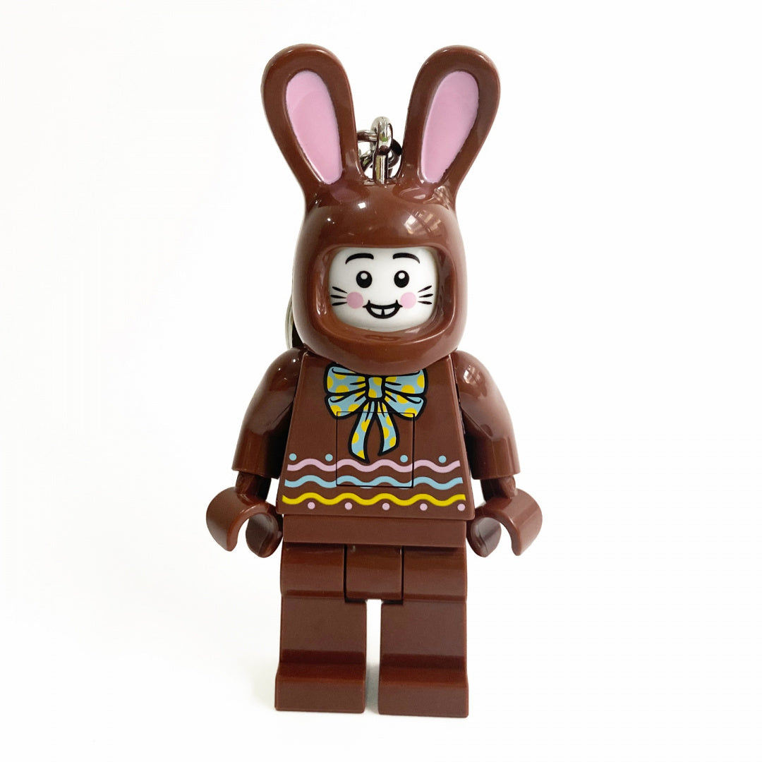 Brelok MOB z figurką zajączka w brązowym kostiumie z kolorową kokardą