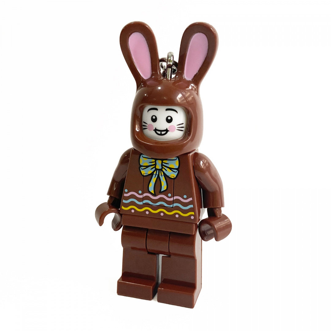 Figurka LEGO z kluczem w kształcie królika w brązowym kostiumie z kolorową kokardą
