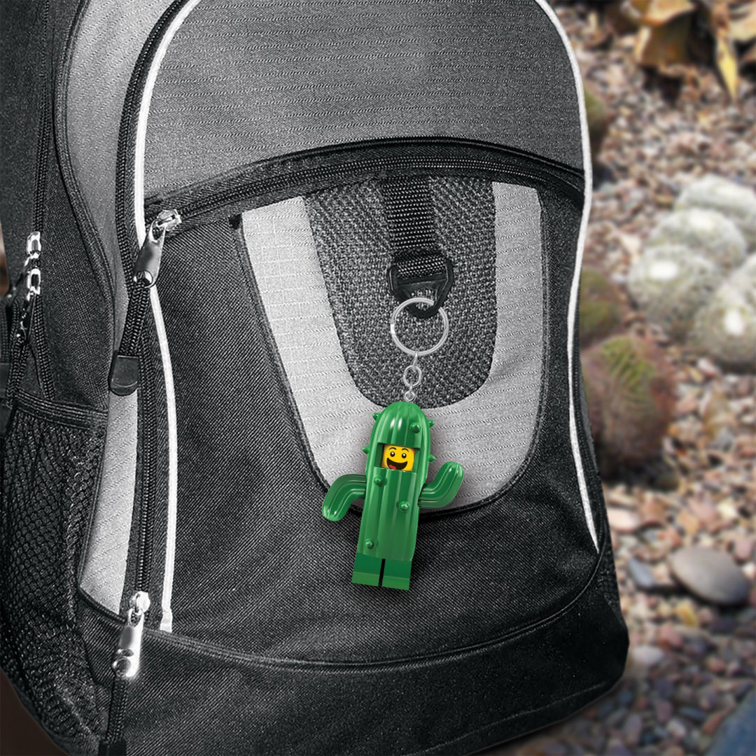 Szary plecak z czarnymi detalami z brelokiem w kształcie zielonego kaktusa z minifigurką LEGO