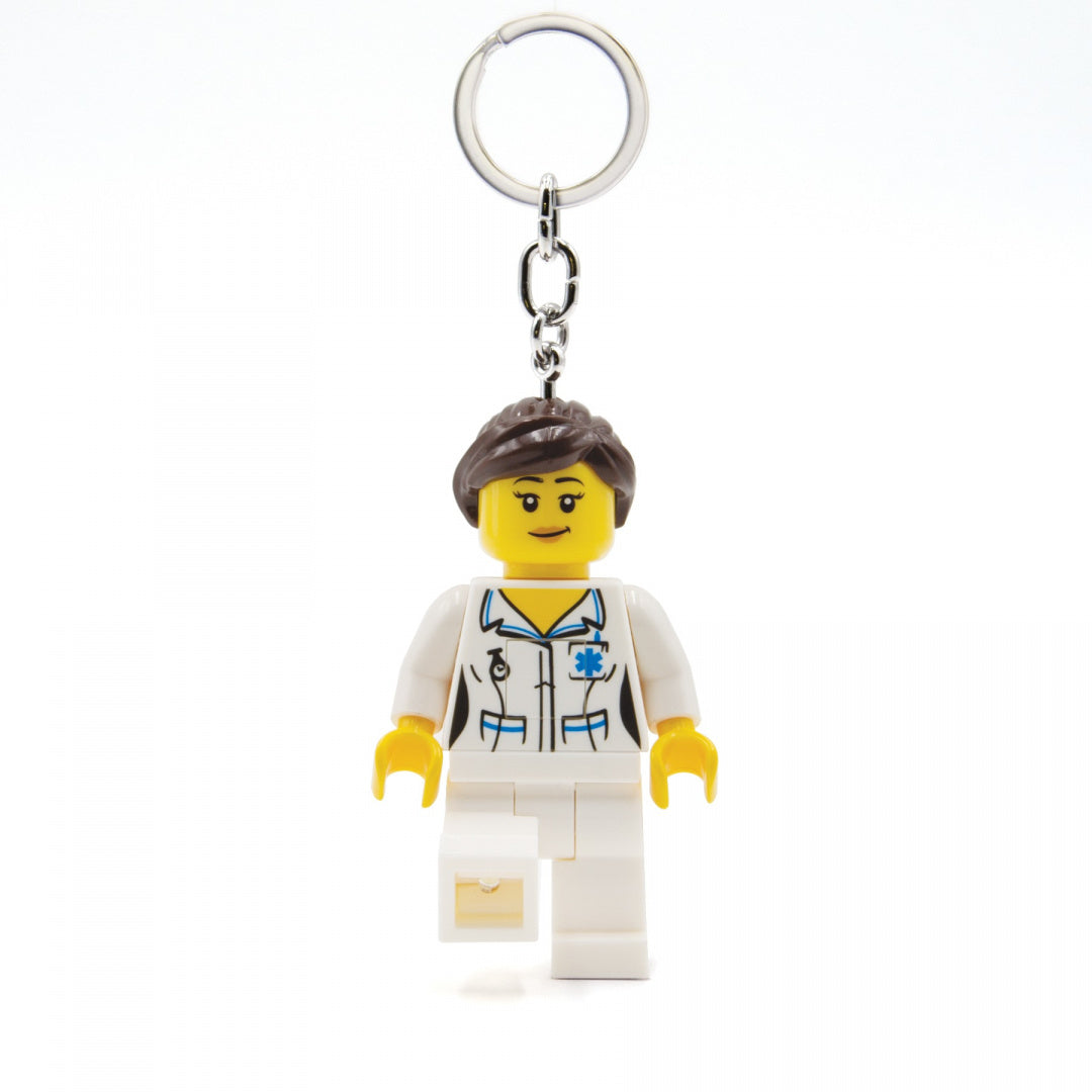 brelok pielęgniarka LEGO z postacią w białym uniformie i brązowymi włosami na białym tle