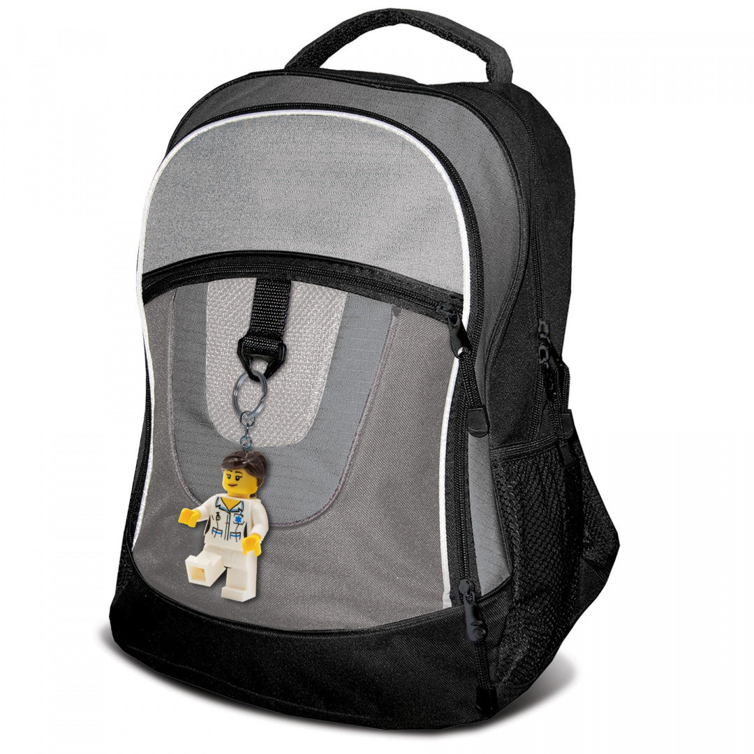 Plecak szaro-czarny z brelok pielęgniarka LEGO przypiętym do przedniej kieszeni