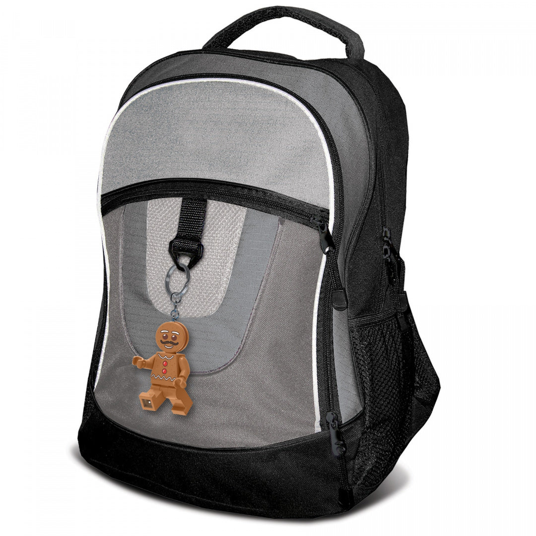 Szary plecak z brelokiem LEGO piernikowy ludek zawieszonym na zamku przedniej kieszeni
