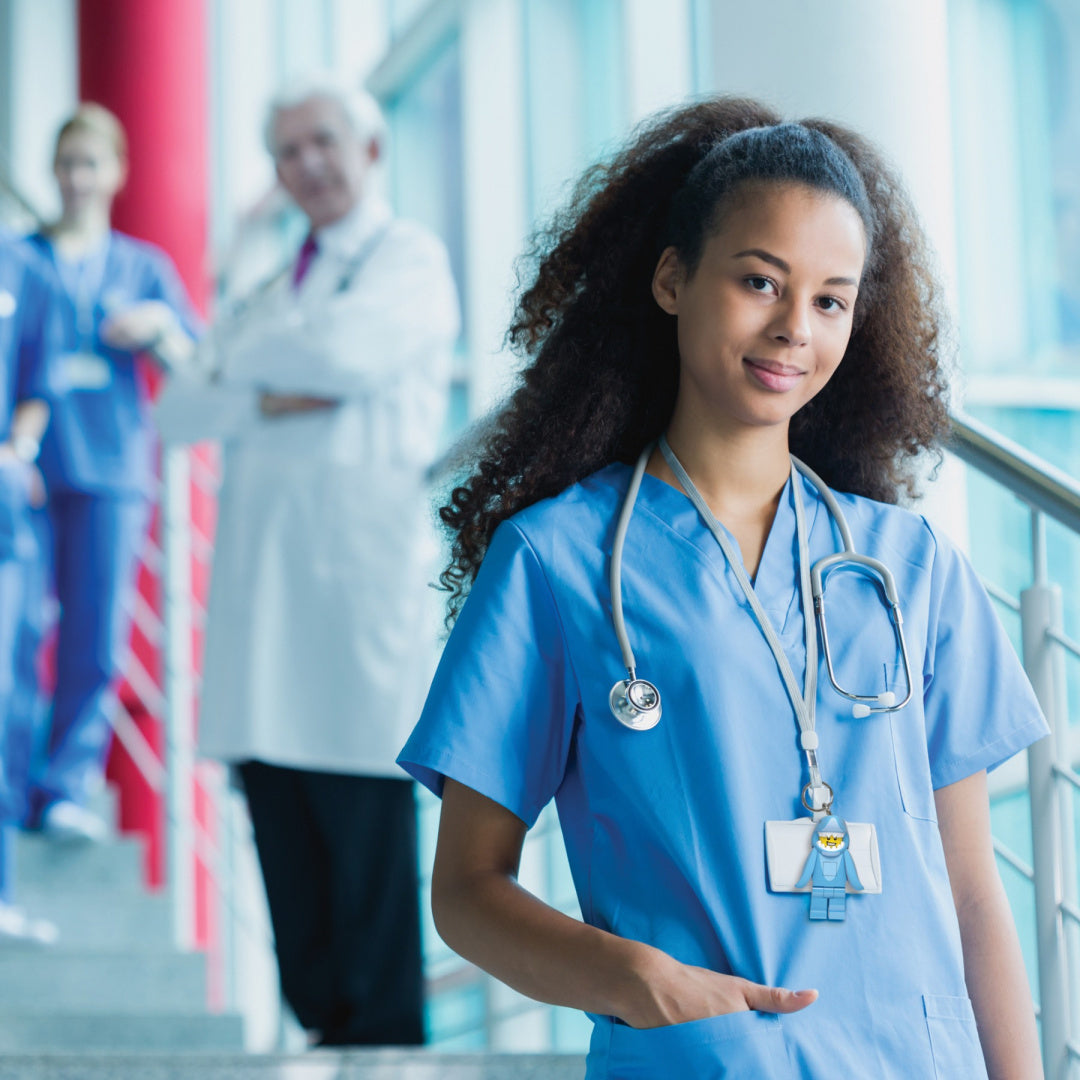 Brelok LEGO z latarką przypięty do identyfikatora pielęgniarki w szpitalu