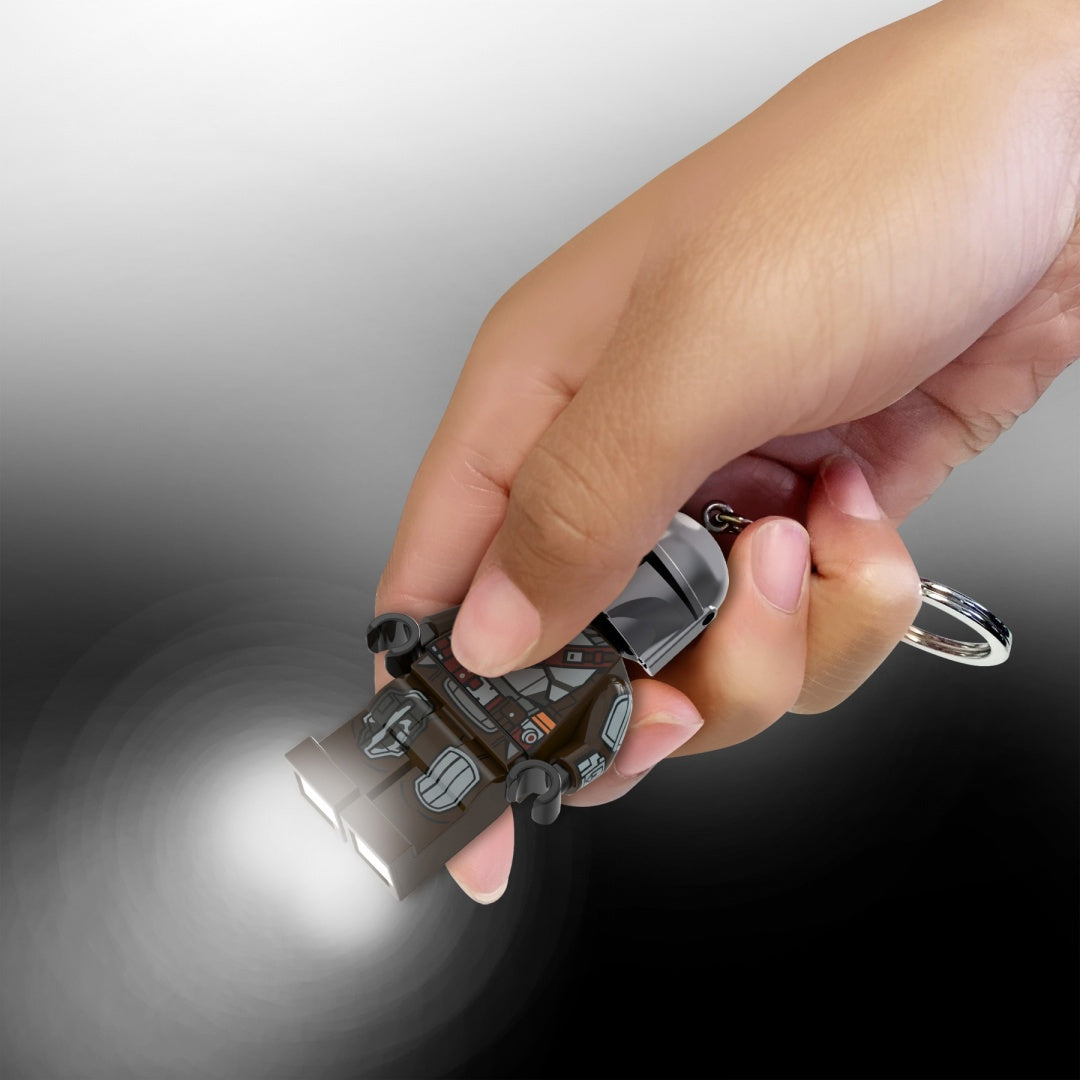 Brelok LEGO Star Wars Mandalorian z podświetleniem trzymany w dłoni na czarnym tle