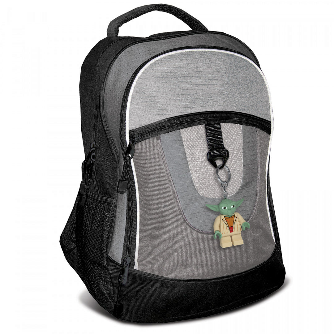 Szary plecak z brelokiem z latarką Yoda przypiętym do przedniej kieszeni