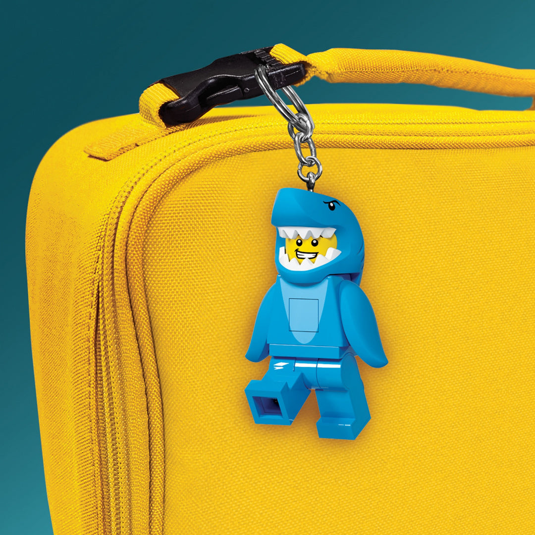 brelok LEGO z latarką w kształcie minifigurki rekina przypięty do żółtej torby