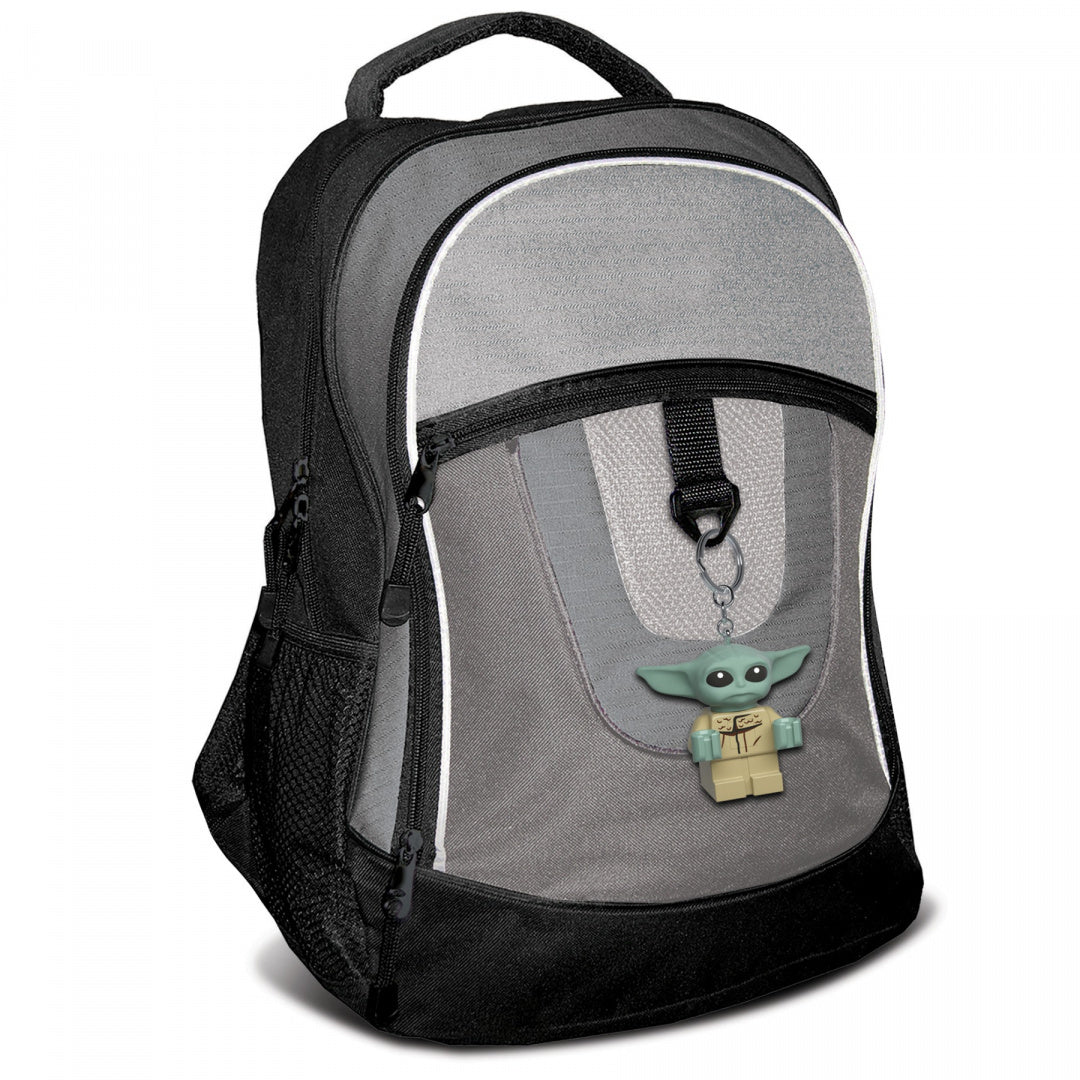 Szary plecak MOB z czarnymi detalami i breloczkiem Grogu z serialu Star Wars