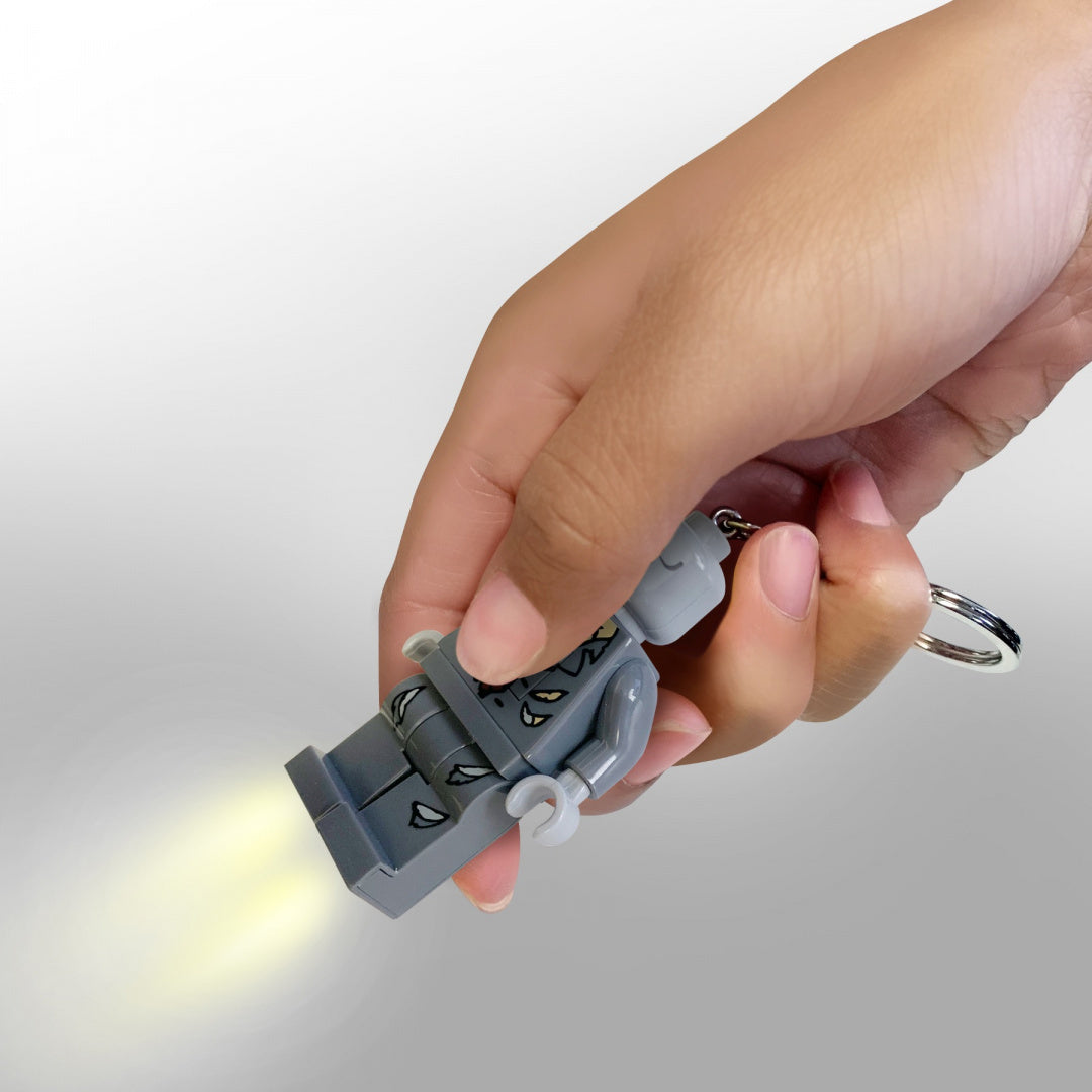 brelok z latarką LEGO szara figurka w dłoni z włączoną latarką LED od MOB