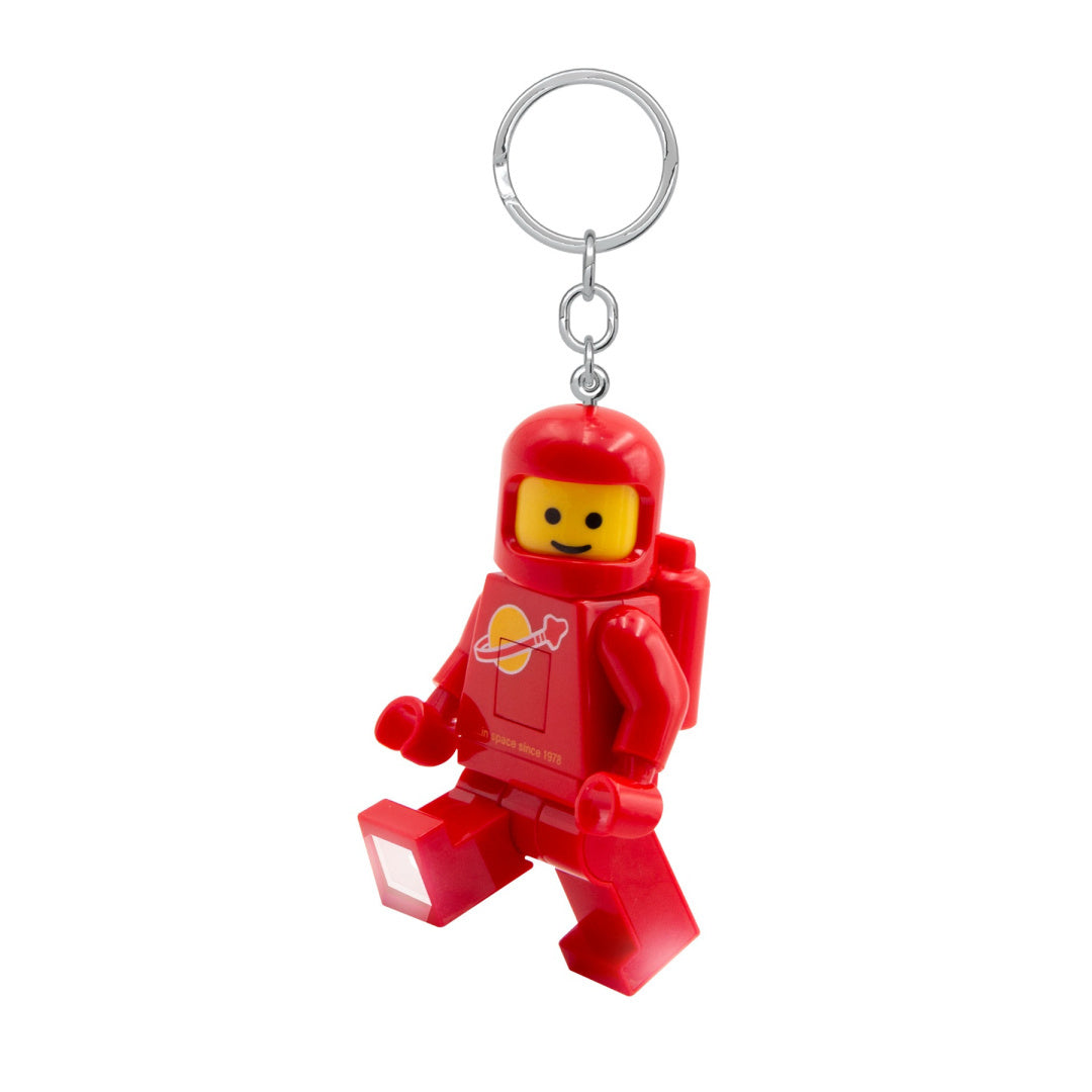 brelok LEGO czerwony astronauta z metalowym kółkiem do kluczy w pozycji siedzącej