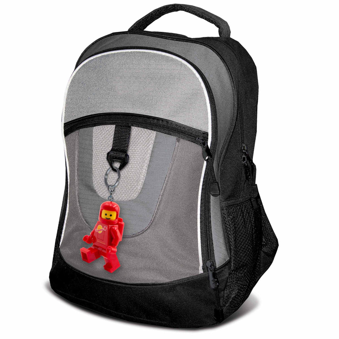 Brelok LEGO czerwony astronauta przypięty do szarego plecaka MOB z czarnymi i szarymi elementami