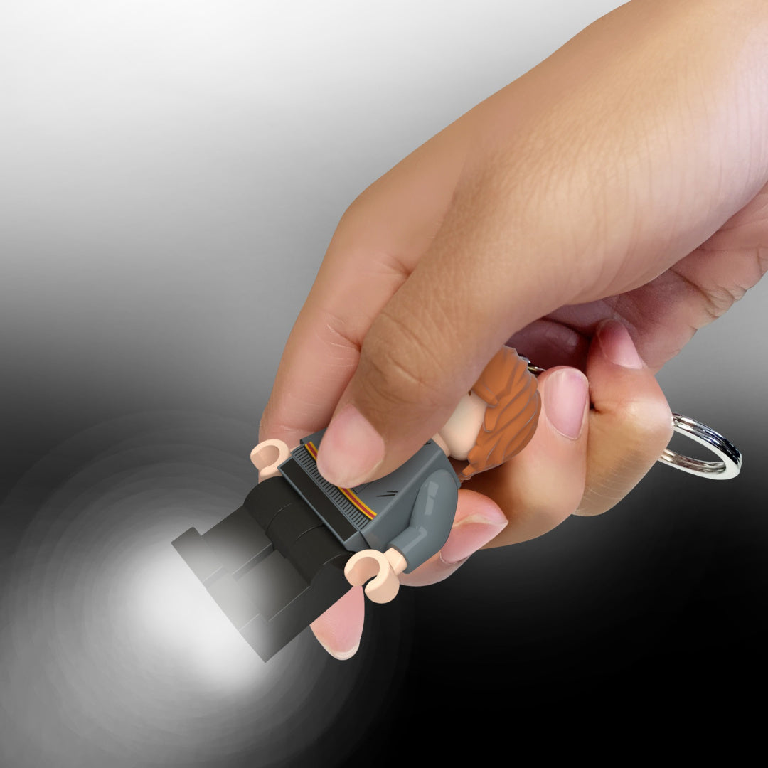 Brelok LEGO Harry Potter z lampką LED trzymany w dłoni z oświetlonym spodem figurki