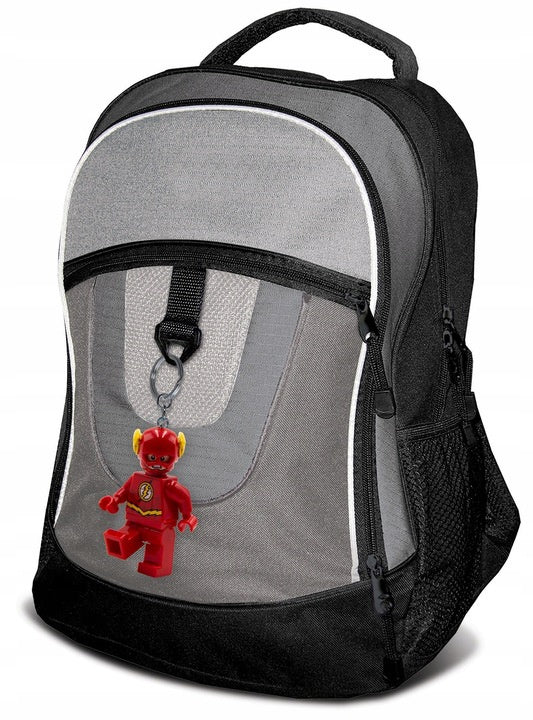 Brelok LEGO Flash z latarką przypięty do szarego plecaka MOB na zamek