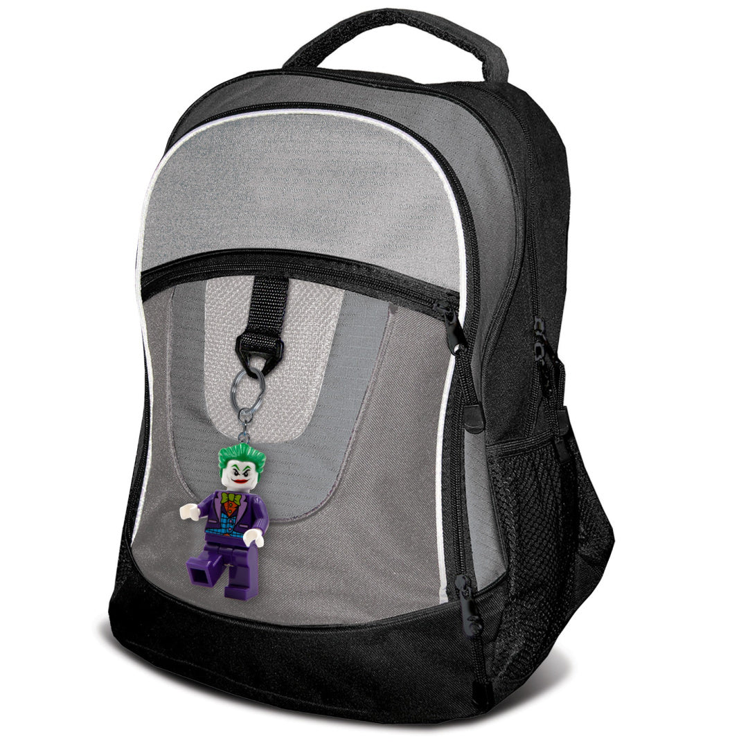 Plecak szaro-czarny z brelokiem LEGO Joker z latarką zawieszonym na froncie plecaka