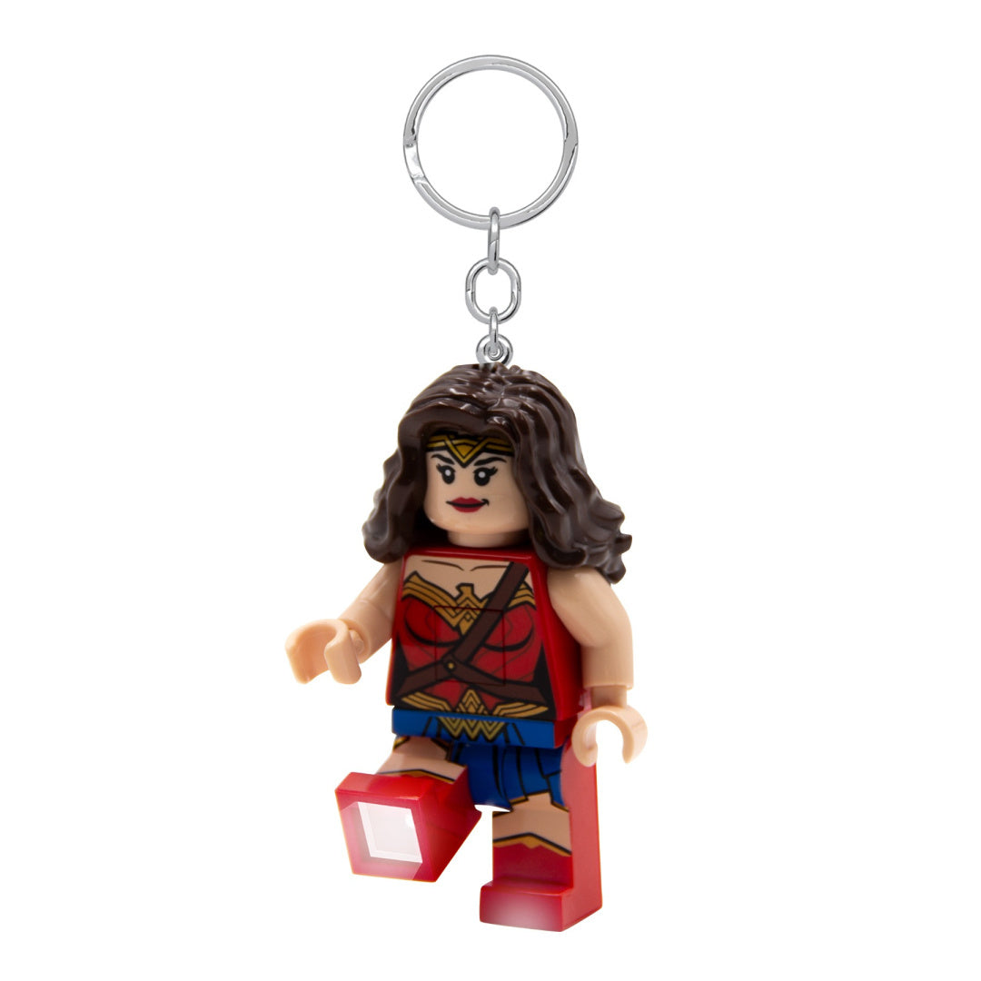 Brelok Wonder Woman LEGO figurka superbohaterki z czerwoną peleryną i niebieską spódnicą