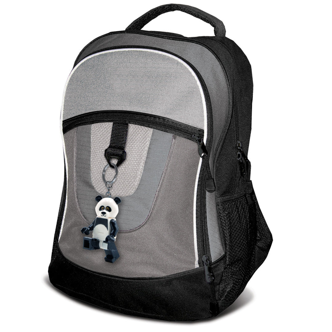 Szary plecak z brelok LEGO panda przypiętym do przedniej kieszeni od MOB