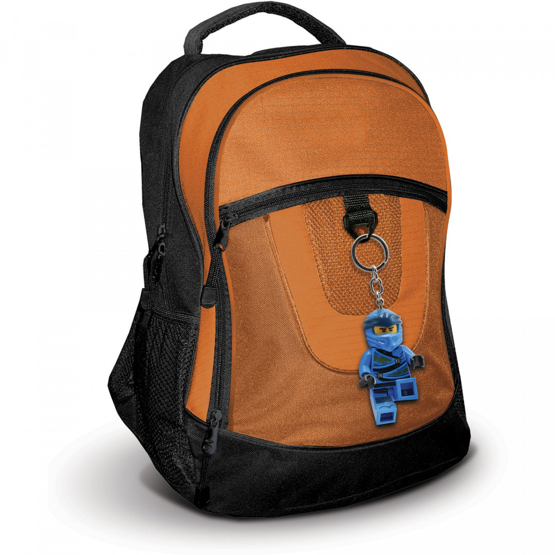 Pomarańczowo czarny plecak z brelokiem z latarką LEGO Ninjago Jay przypiętym do przedniej kieszeni