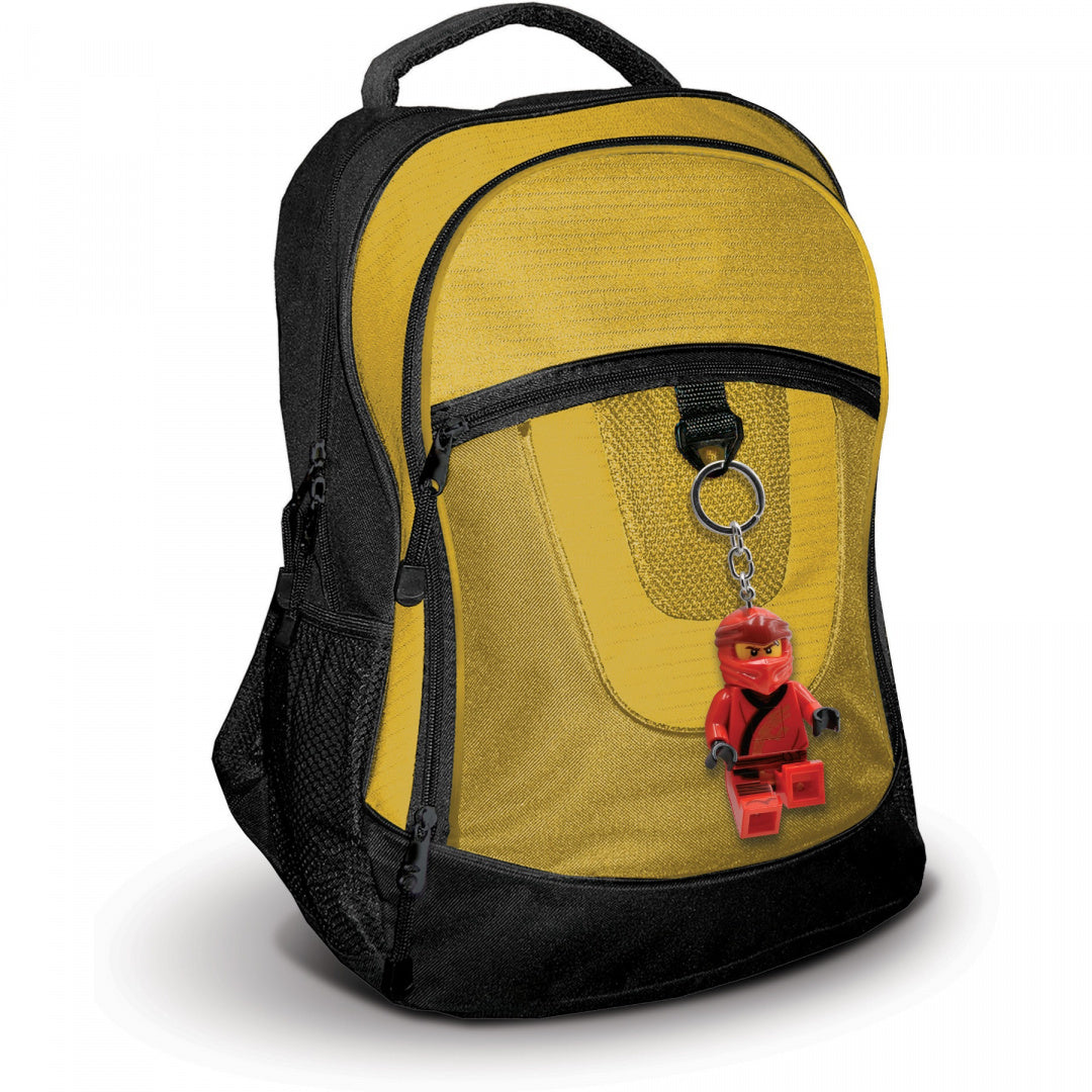 Żółto czarny plecak MOB z brelokiem w kształcie czerwonej figurki Lego Ninjas