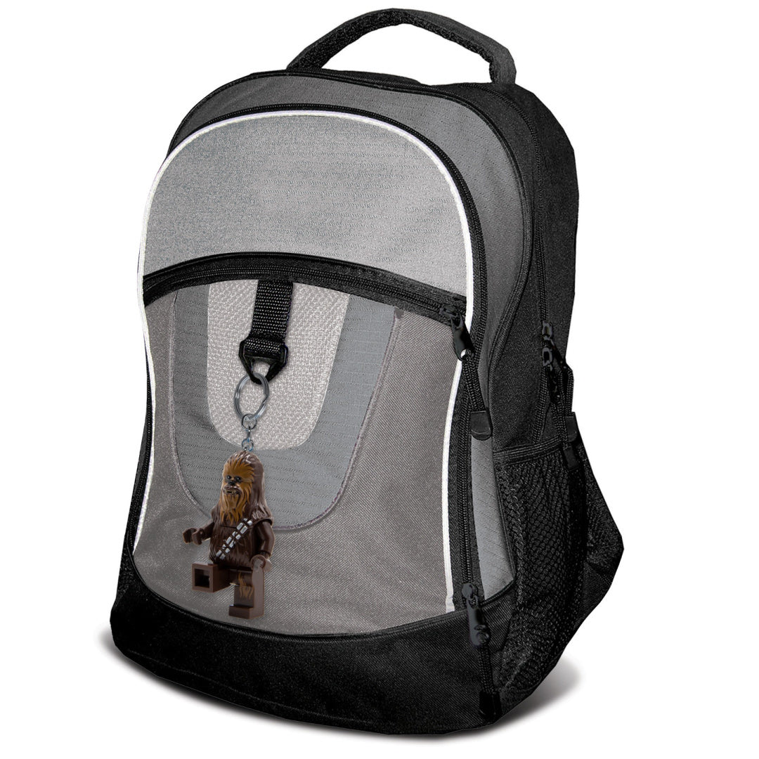 Brelok z latarką Chewbacca zawieszony na szarym plecaku MOB na zamek