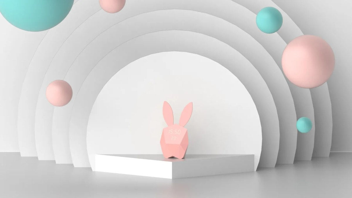 Budzik z lampką dla dzieci w kształcie różowego króliczka na minimalistycznym białym tle