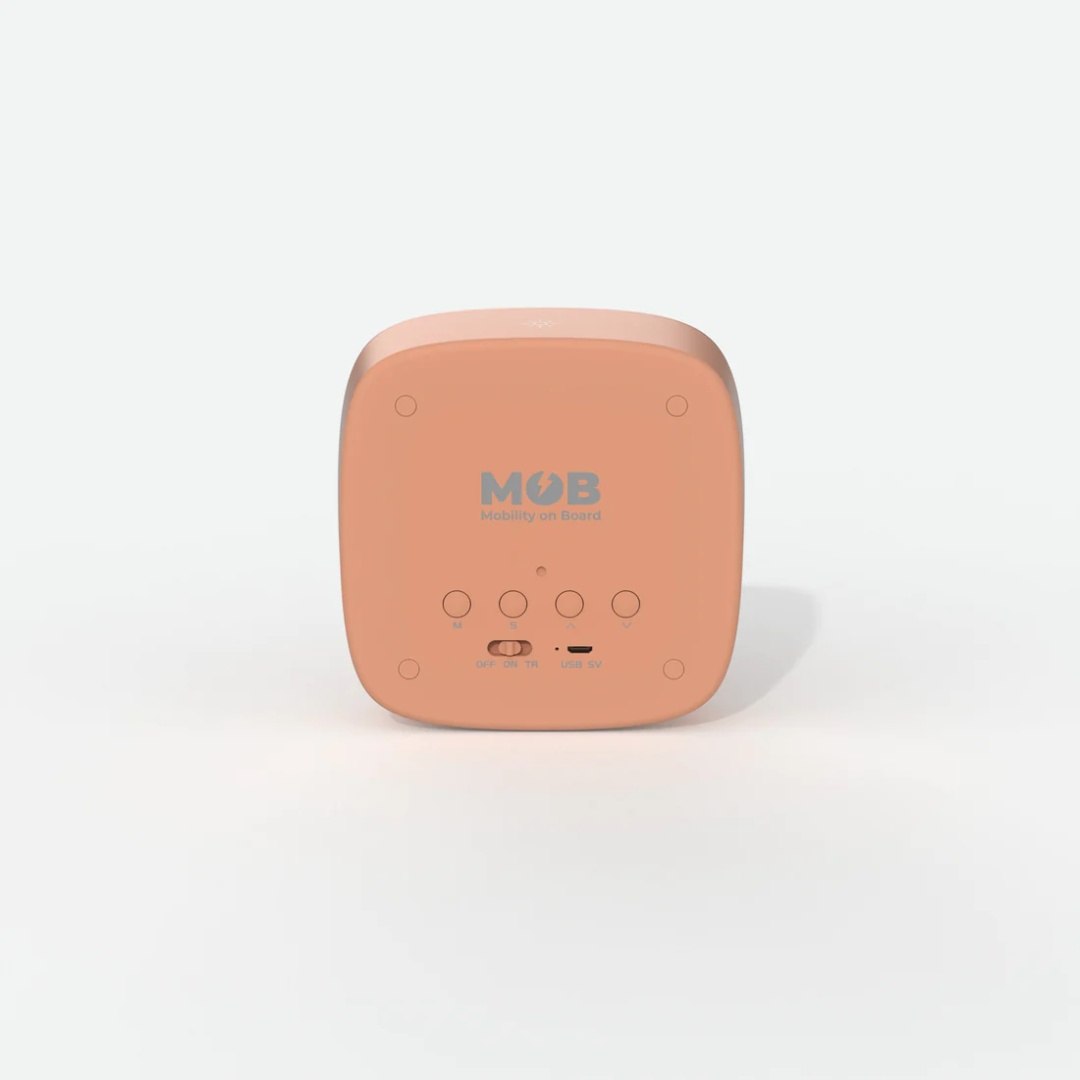 Tył budzika z lampką dziecięcy WABOBA AB w kolorze brzoskwiniowym z przyciskami sterowania