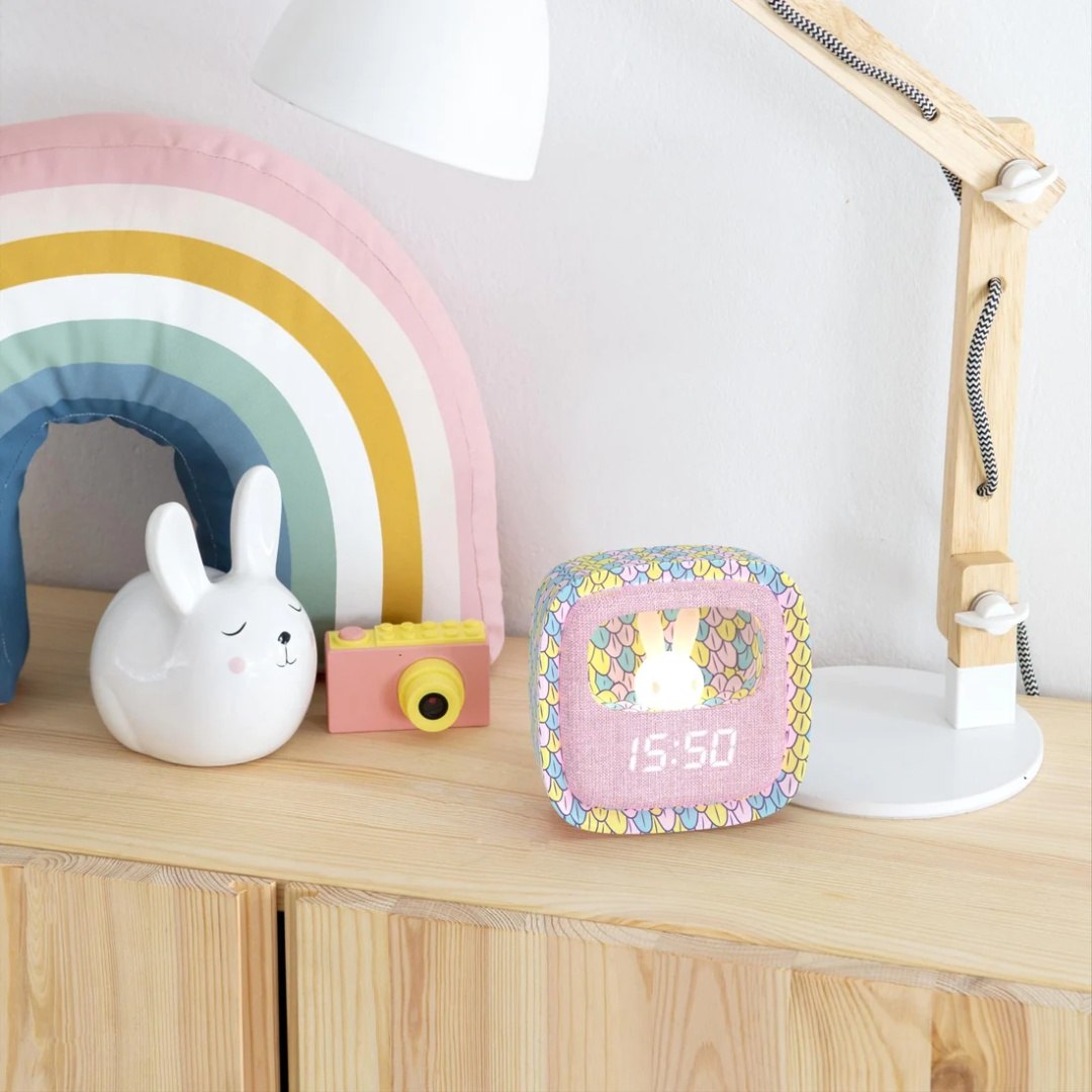 Kolorowy budzik dla dzieci z lampką i cyfrowym wyświetlaczem na drewnianym biurku