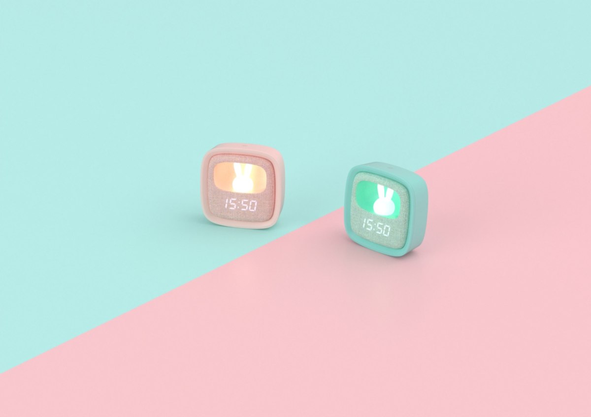 Kolorowy budzik dla dzieci z lampką wyświetlający czas i świecący króliczek