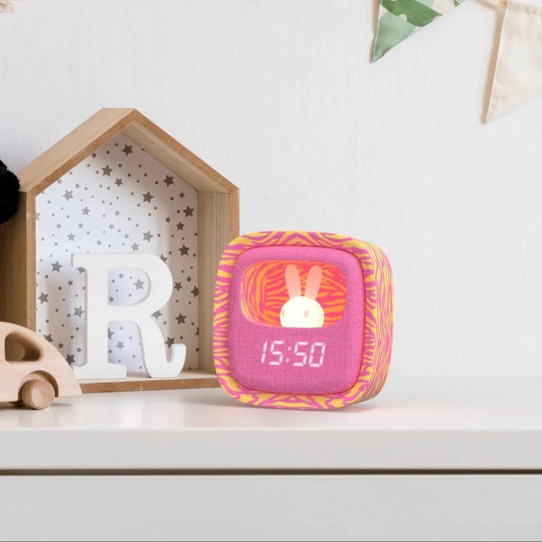 Kolorowy budzik dla dzieci z lampką pokazujący czas z motywem króliczka na białym tle