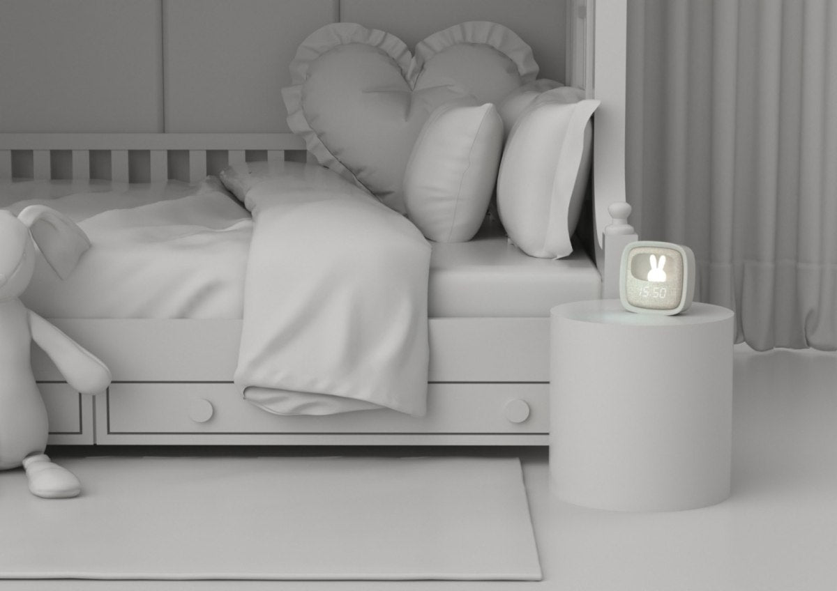 Budzik z lampką dla dzieci na stoliku obok łóżka w przytulnym pokoju dziecięcym