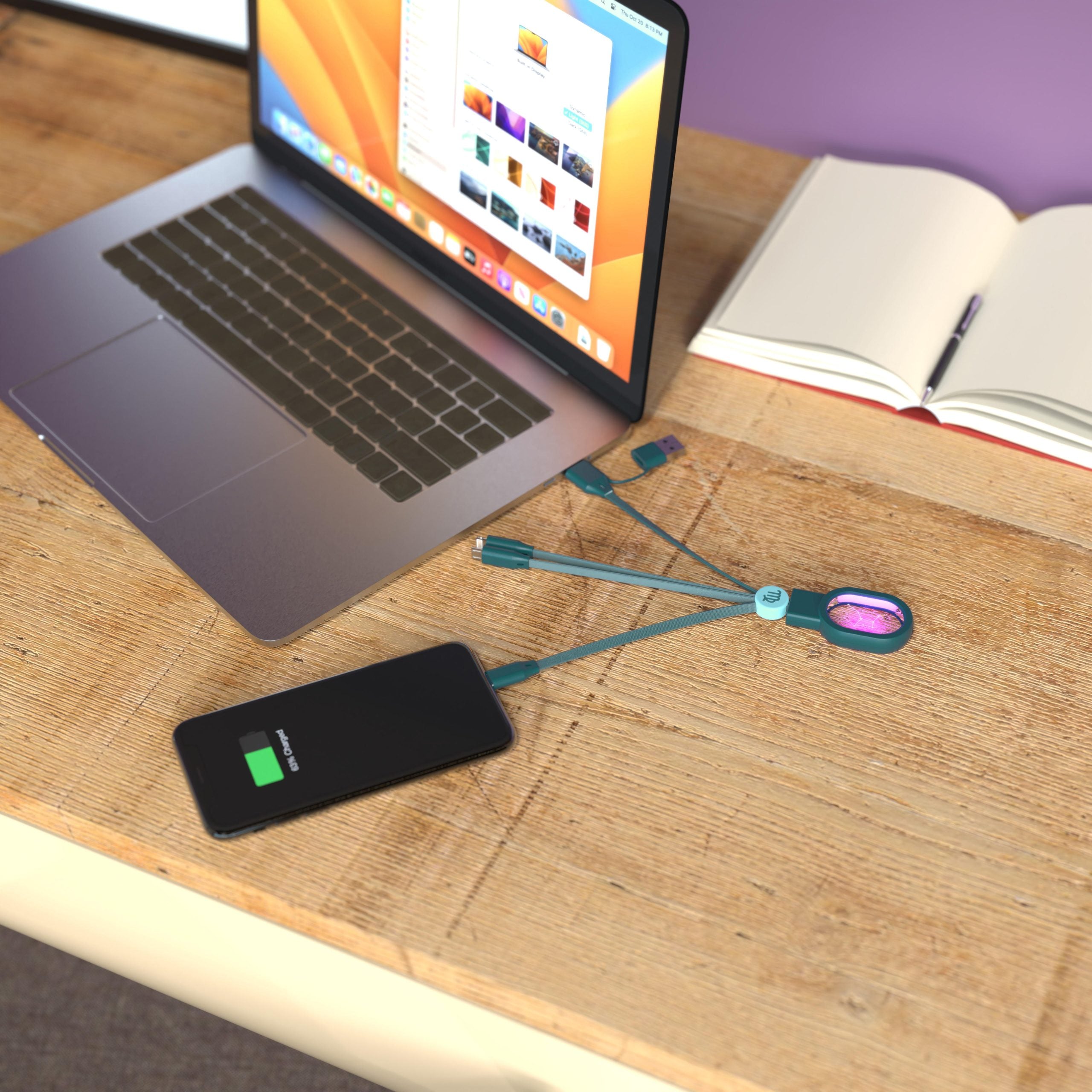 kabel 5 w 1 do ładowania podłączony do laptopa i smartfona na drewnianym biurku