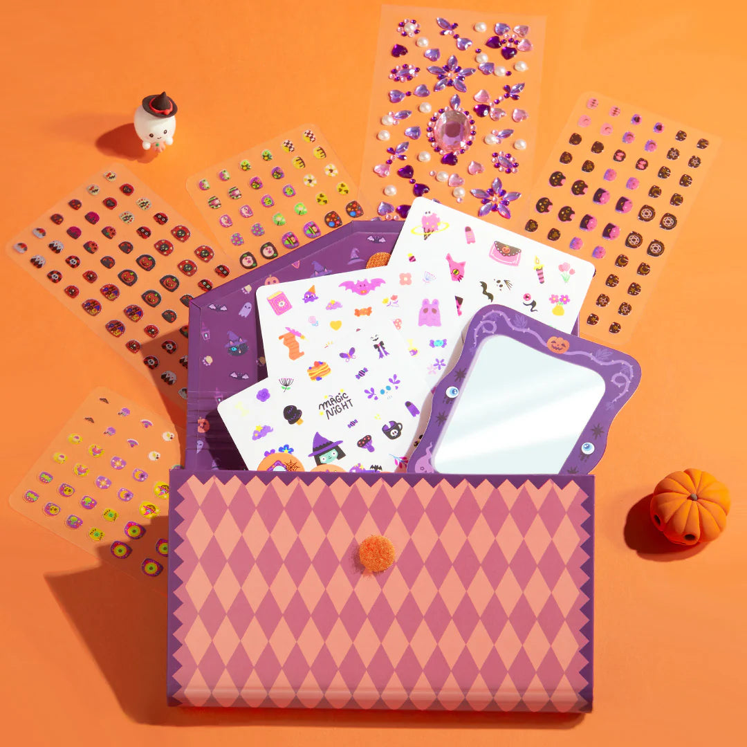 Tatuajes de Halloween y pegatinas para uñas en una bolsa