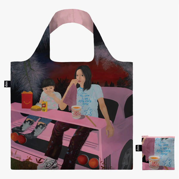 Torba LOQI Shuaitong Zong Immigrant Rêverie z ilustracją osoby i dziecka siedzących na różowym samochodzie