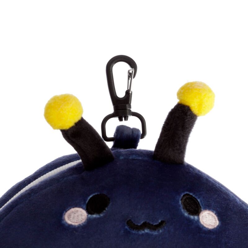 Pluszowa poduszka podróżna biedronka w granatowym kolorze z żółtymi końcówkami na antenkach