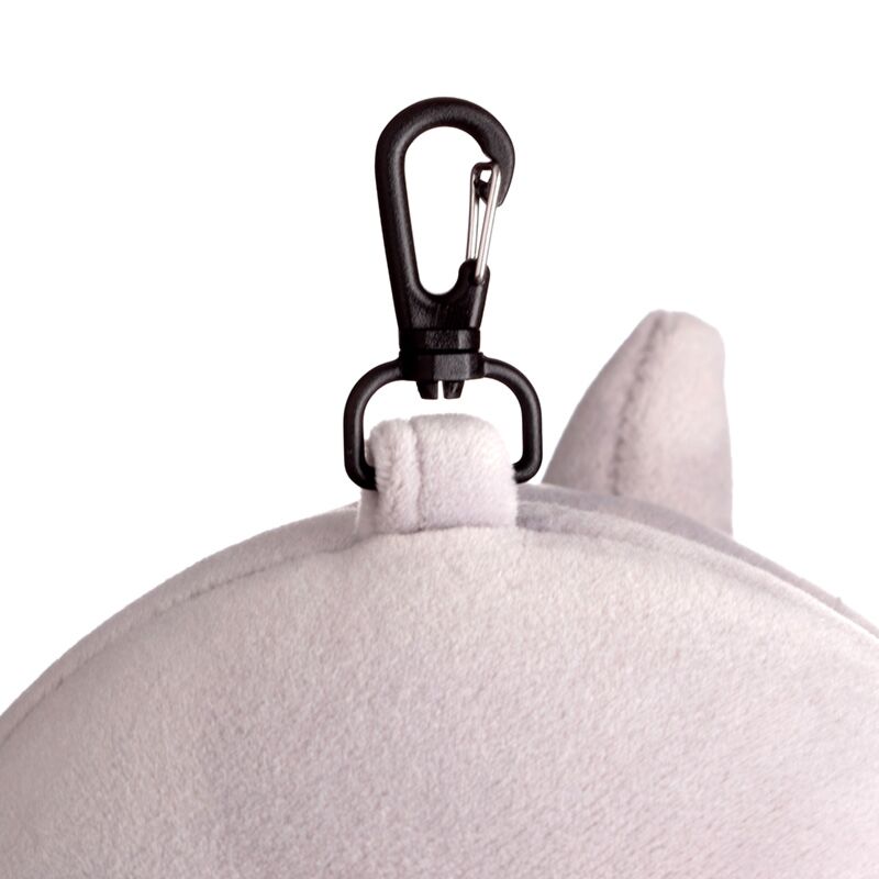 Zbliżenie na zawieszkę pluszowej poduszki podróżnej rekin marki Puckator w kolorze szarym