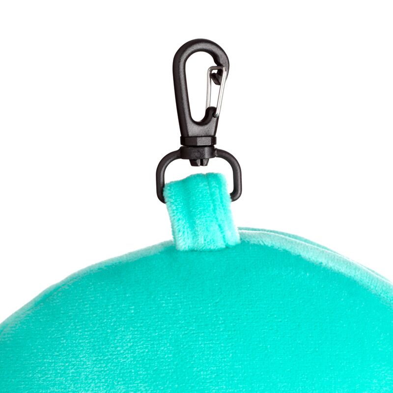 Zbliżenie na turkusowy materiał i czarny karabińczyk pluszowej poduszki podróżnej Moomin od Puckator