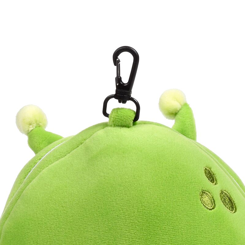 Zielona poduszka podróżna dla dzieci z maską na oczy w kształcie zabawnego stworka z karabińczykiem