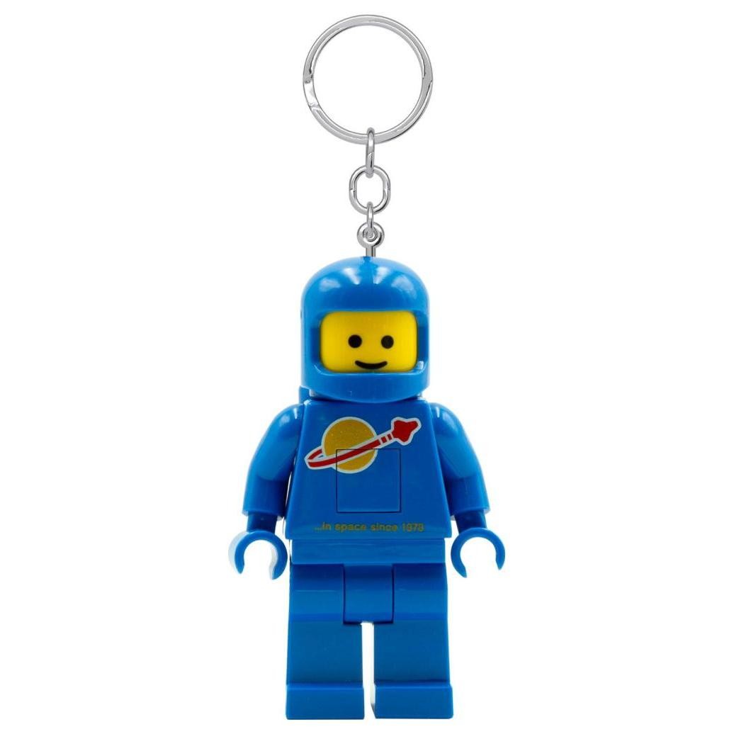Brelok LEGO niebieski astronauta figurka kosmonauty z logo planety na piersi