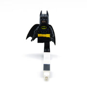 Długopis żelowy LEGO Batman z figurką Batmana w czarnej pelerynie i żółtym paskiem